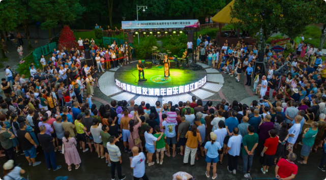 都江堰景區(qū)積極邁向國際化，全國文旅首個AI智能翻譯屏落地