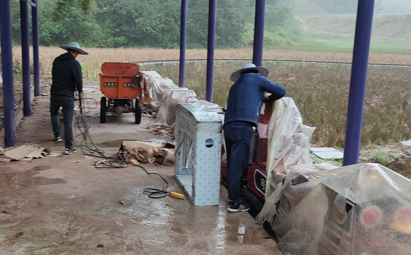 易景通工作人員在四川歡樂叢林景區(qū)稻田火車項目處智能檢票閘機安裝圖