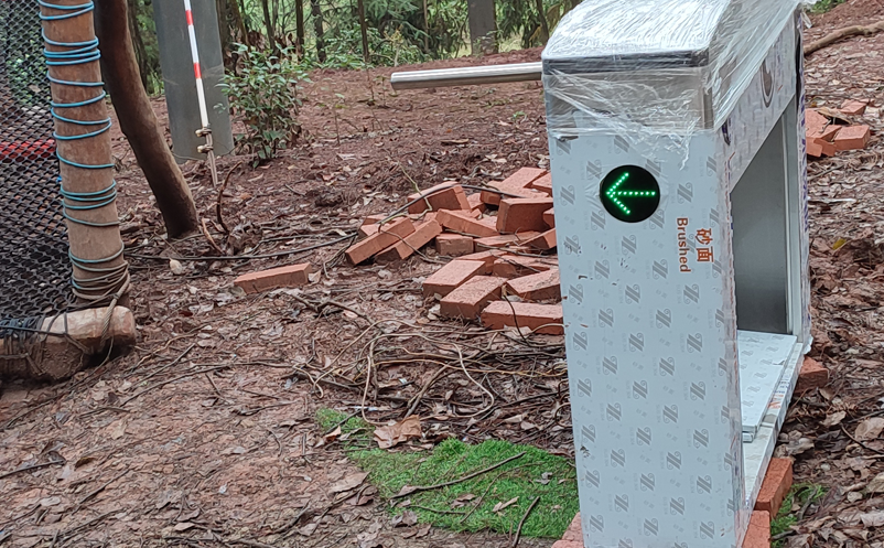 易景通工作人員在四川歡樂叢林景區(qū)叢林樹網(wǎng)項目處智能檢票閘機安裝圖g