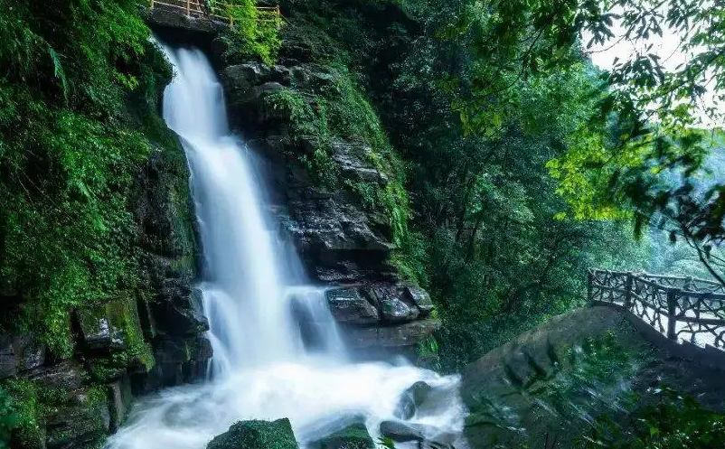 旅游景區(qū)針對五一假期旅游，加強防控管理